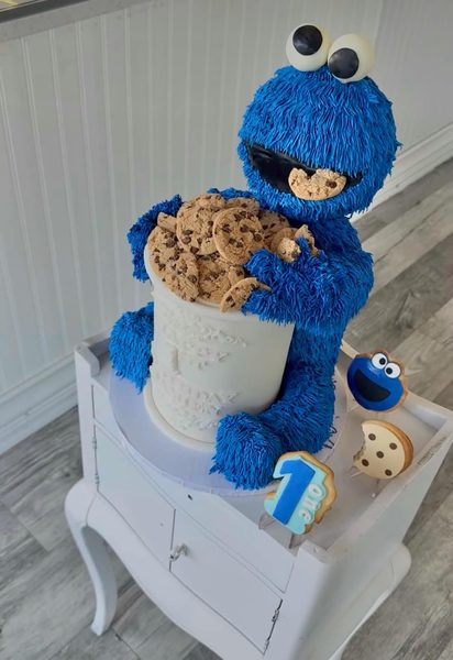 Cookie Monster birthday cake with cookies